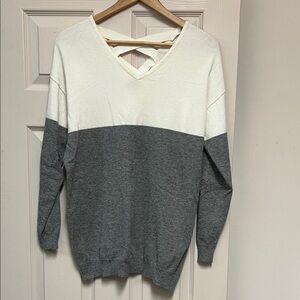 It's Our Time Women's V-Neck Sweater - Cream and Gray